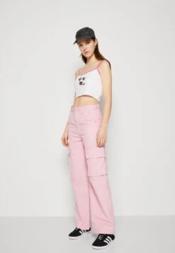 Monki Cargobroek - Light Pink -Damesmode 1b02fcfe733245168eea1926cdc25b09