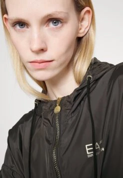 EA7 Emporio Armani Blouson Jacket - Trainingsvest - Black/Gold-Colored -Damesmode 514f7b35022d454d8919e6869f1db9bf