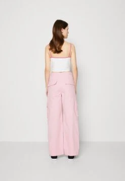 Monki Cargobroek - Light Pink -Damesmode 5f5f78fda2494227b7ea70ed729231d1