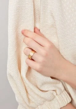 Design Letters Mom Ring 18K Gold-Plated - Ring - Gold-Coloured