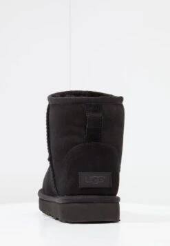 Ugg Classic Mini - Korte Laarzen - Black -Damesmode 7c7e7382554e433aae7c9c33349d0382