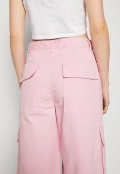 Monki Cargobroek - Light Pink -Damesmode 9d214d10fd2247b1973aad865c2504ee