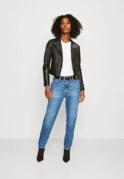 Damesmode -Damesmode a3dd7720849a432fae85c9de27a51540