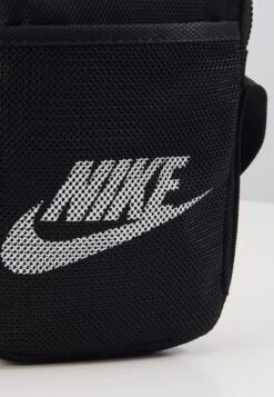 Nike Sportswear Heritage Crossbody Bag Unisex - Schoudertas - Black/Black/White 7 Nike Sportswear Heritage Crossbody Bag Unisex - Schoudertas - Black/Black/White -Damesmode d68135acd94a4793aab413c95756f85d
